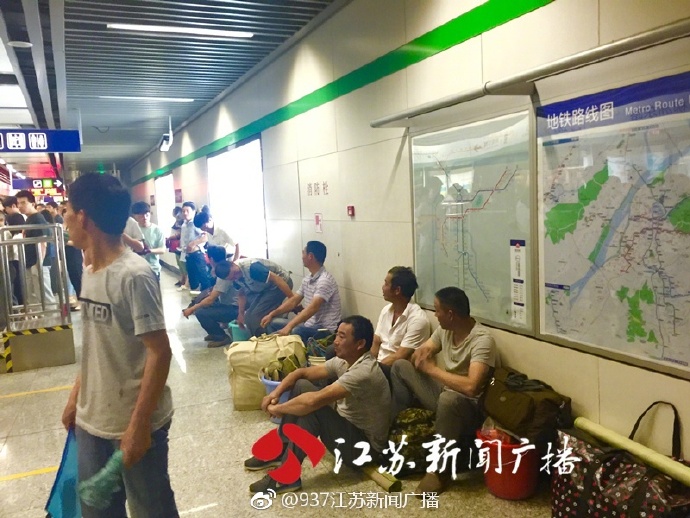这群农民工在南京地铁站蹲等两小时，只怕耽误市民上班