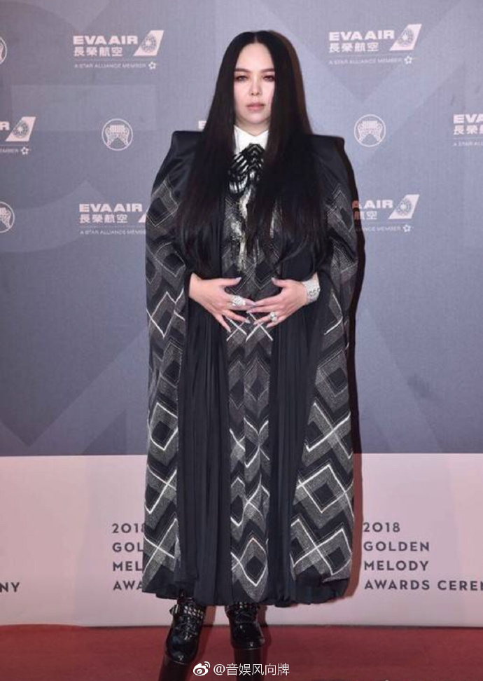 张惠妹穿着20cm（目测）高跟鞋亮相2018金曲奖红毯