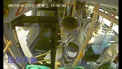 一辆公交车内竟藏了11个贼，坐个公交车像坐进贼窝