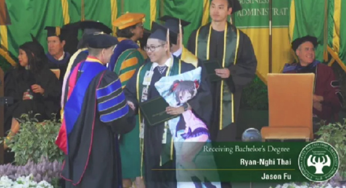 加州州立理工大学学生携Love Live!的妮可抱枕出席毕业典礼 ​​​​