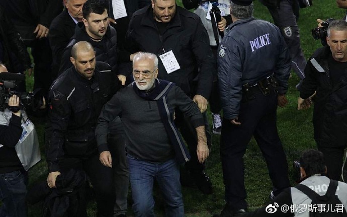 由于有争议判罚，希腊某俱乐部主席掏枪威胁裁判！