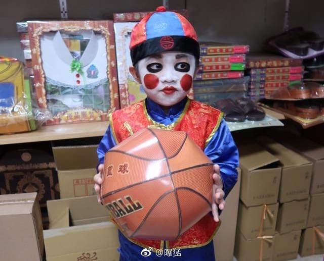 台湾一位网友给自己家的孩子打造的“金童玉女”cos造型.....可以说是万圣节的本土化了...