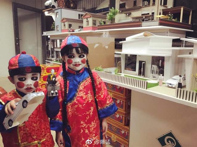 台湾一位网友给自己家的孩子打造的“金童玉女”cos造型.....可以说是万圣节的本土化了...