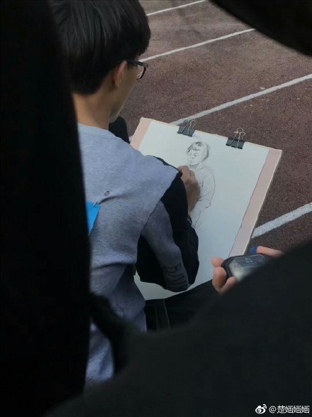 网友爆料鲁迅美术学院的校运会比赛项目：4×100速写接力