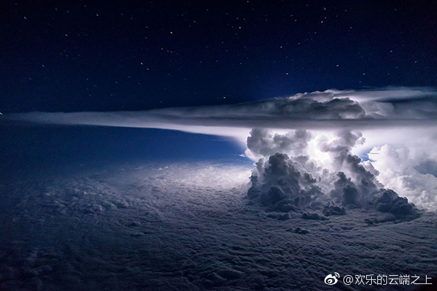 一名叫Santiago的民航飞行员在3万英尺之上驾驶舱拍摄的各种雷暴。