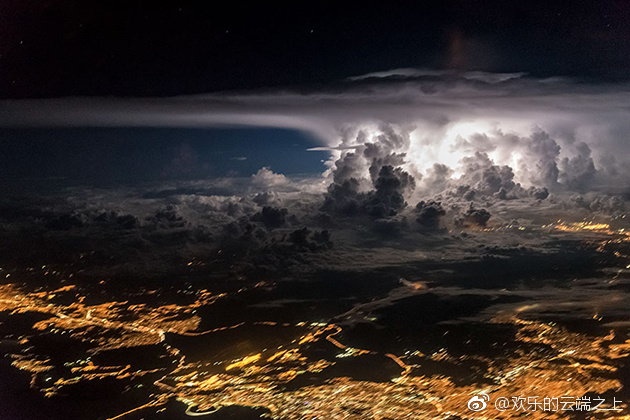 一名叫Santiago的民航飞行员在3万英尺之上驾驶舱拍摄的各种雷暴。