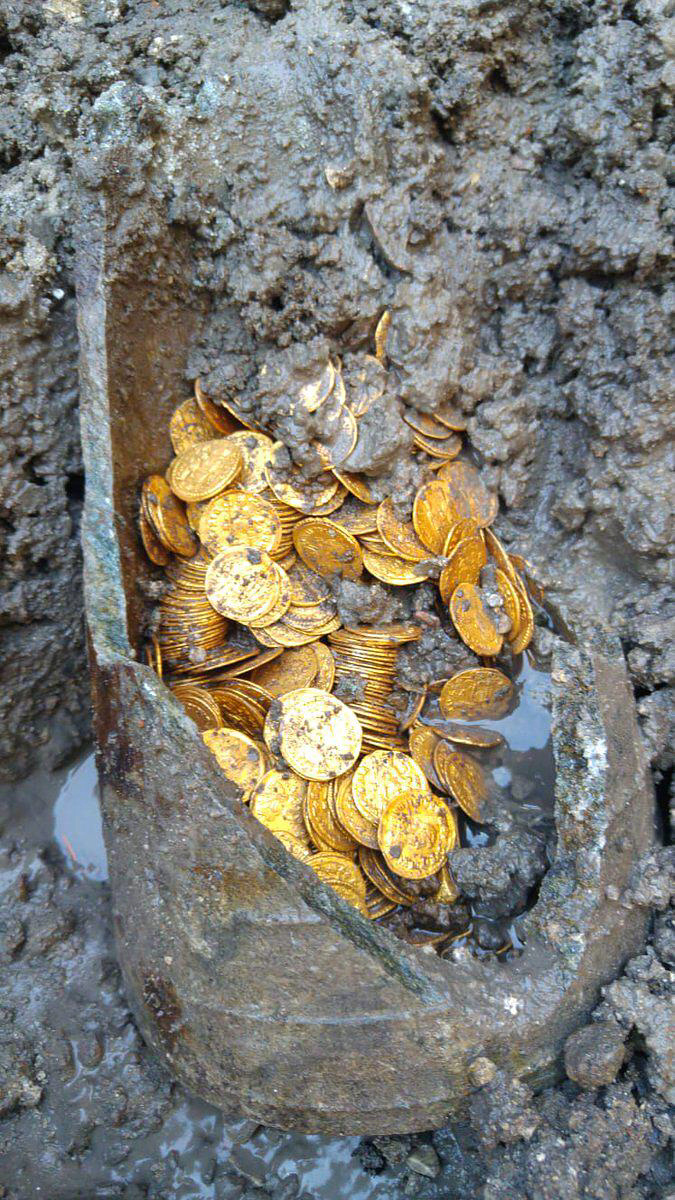 有人在意大利科莫发现了一个装着罗马帝国晚期金币的瓶子