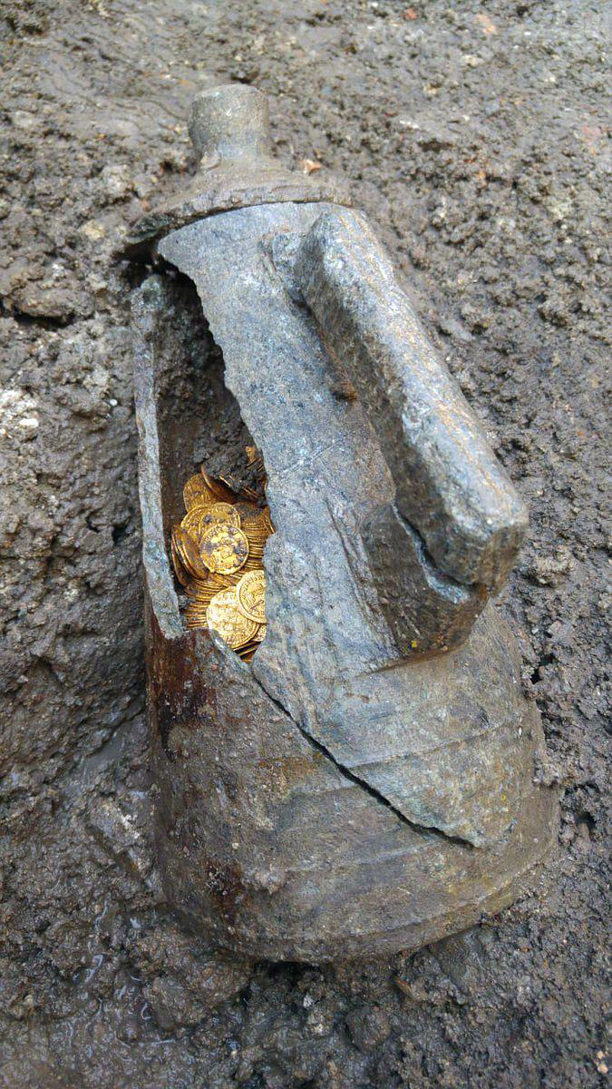 有人在意大利科莫发现了一个装着罗马帝国晚期金币的瓶子