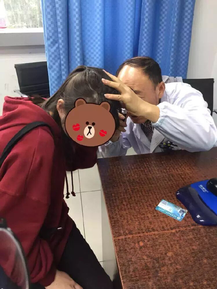 一网友陪闺蜜去医院看脱发 ​​​​。