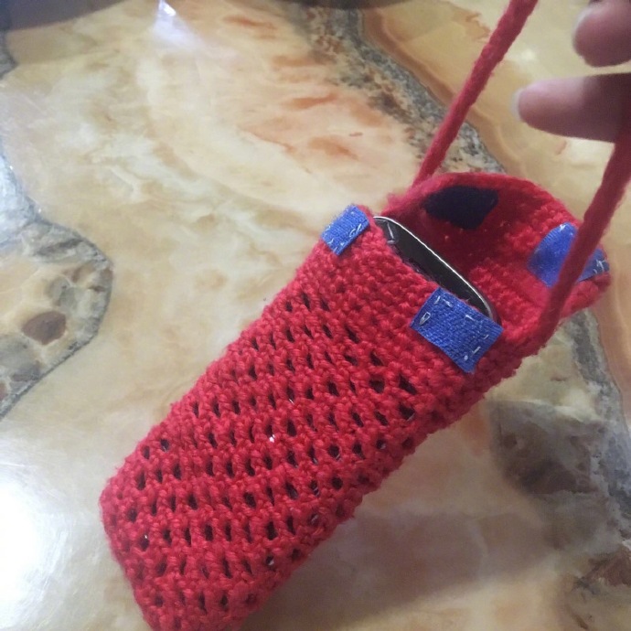 奶奶给自己手机织了一件衣服