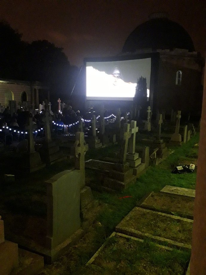 温子仁的《修女》英国首映礼在伦敦布朗普顿公墓举行，还安排在午夜放映