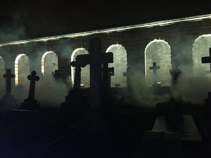 温子仁的《修女》英国首映礼在伦敦布朗普顿公墓举行，还安排在午夜放映