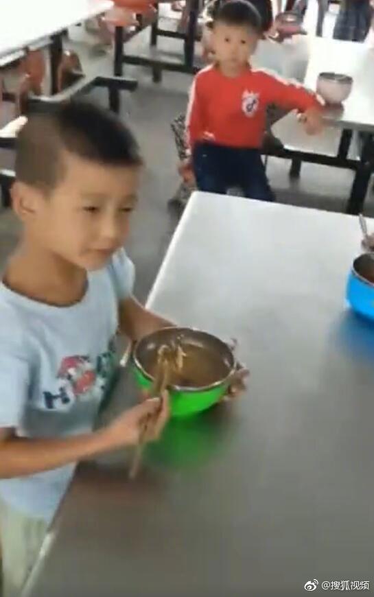 网友曝光河南某小学营养餐，仅是半碗素面条。