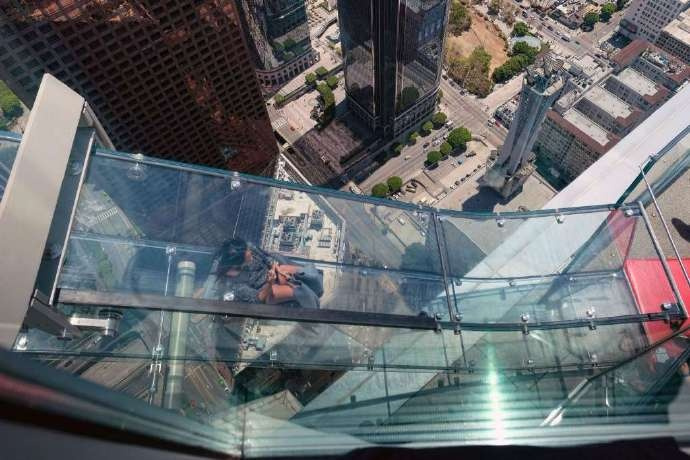 洛杉矶第一高楼建全透明玻璃滑梯，简直吓尿！​​​​