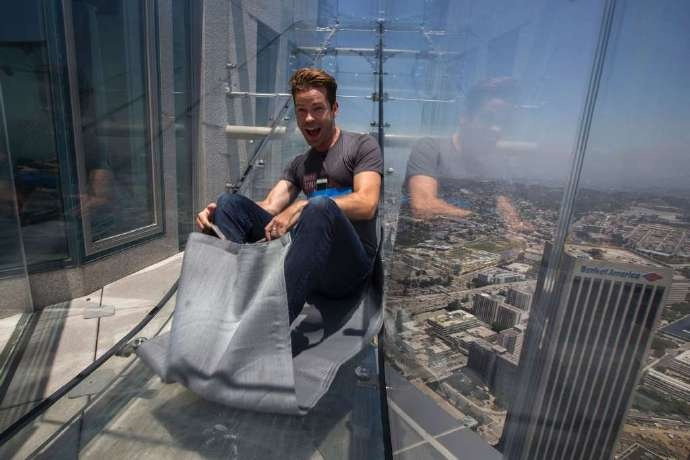 洛杉矶第一高楼建全透明玻璃滑梯，简直吓尿！​​​​