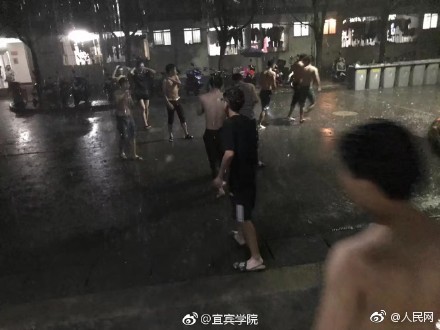 昨晚宜宾下起了暴雨，宜宾学院的一位男同学在雨中搓起了澡……