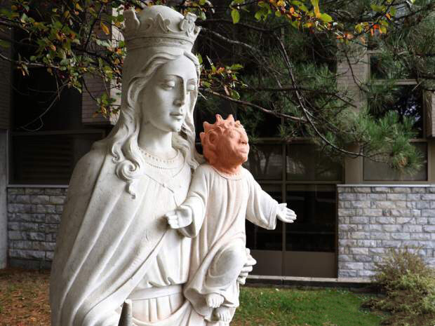 加拿大一个教堂的雕塑的耶稣宝宝头没了，一个当地的艺术家好心过来说要修复头像，当地人表示，不是很喜欢这个新的耶稣宝宝