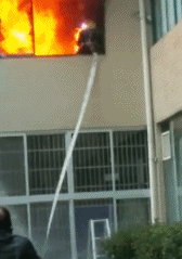 消防员大火烧身跳楼脱险