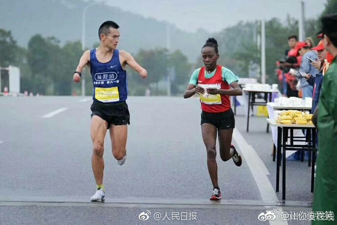  她为中国断臂跑者递水，最终又拿下半马冠军