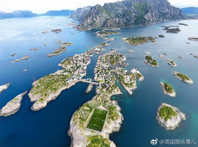 挪威Lofoten群岛硬生生修出一个足球场