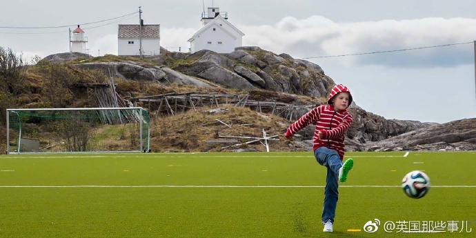 挪威Lofoten群岛硬生生修出一个足球场