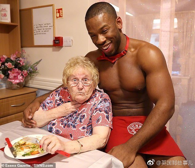 养老院里89岁的老奶奶反复要求“想见小鲜肉”……于是，贴心的护工就给大家准备了一场无比香艳赤鸡的惊喜晚餐