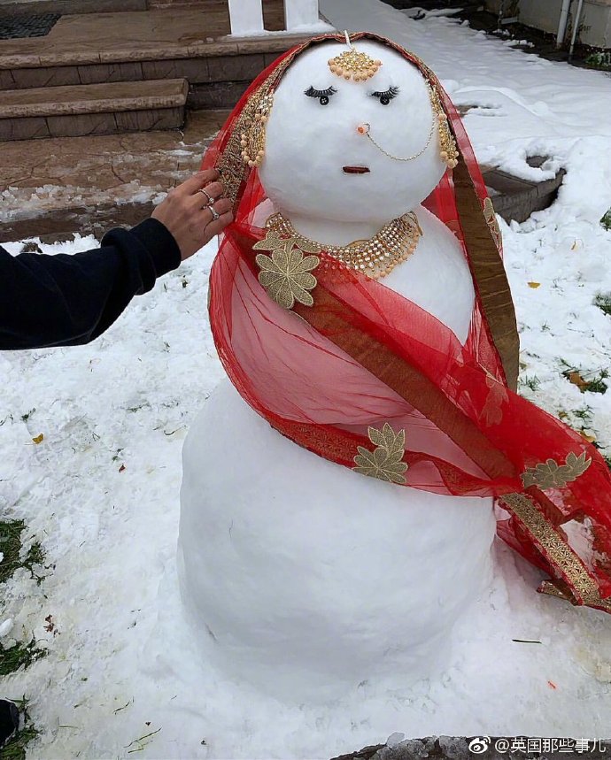几个刚搬到加拿大的印度姑娘第一次见到大雪，无比激动地掏出各种首饰，堆了个浓浓印度风的雪人