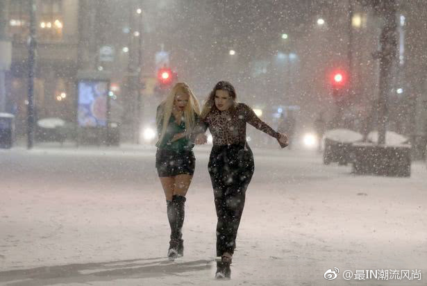 是的，英国又又遭遇极端天气，雪地里的姑娘们又又又来了