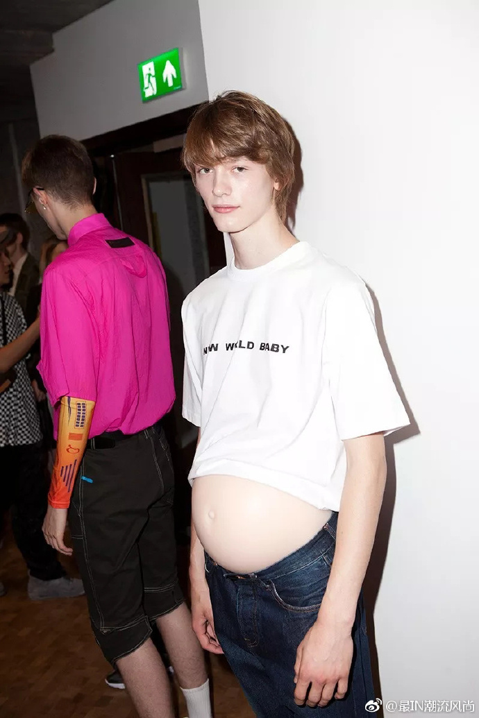 中国男装设计师周翔宇这场秀，男人怀孕、三头六臂、成人尿片等耐人寻味的设定