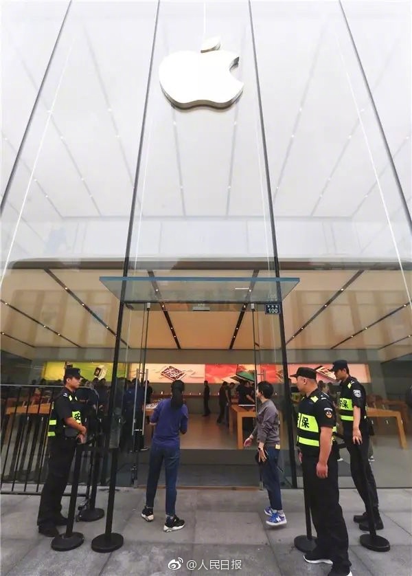 iPhone 8今日开售，最尴尬的可能就是这些栅栏了