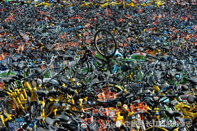 触目惊心！武汉一荒地万辆共享单车堆积如山