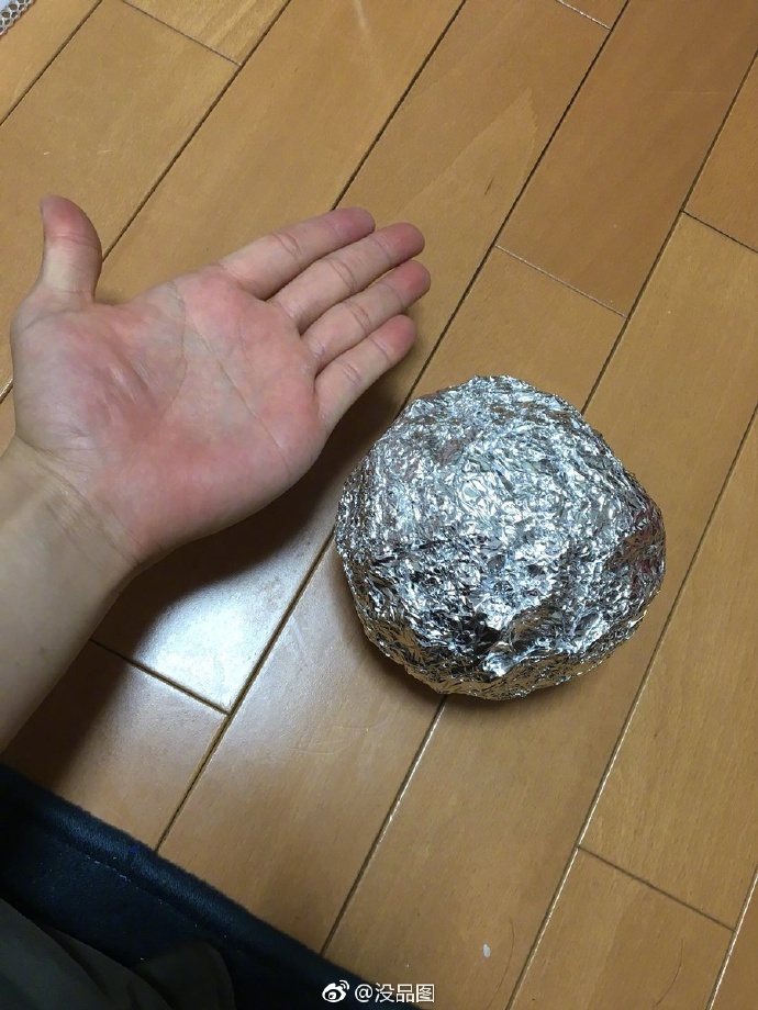 日本网友Asu_Astell将铝箔纸打磨抛光成了一个金属球 。