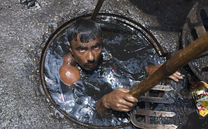 镜头下：孟加拉国首都的下水道清洁工，世界上最糟糕的工作环境。