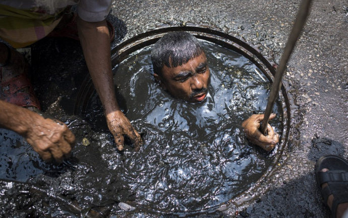 镜头下：孟加拉国首都的下水道清洁工，世界上最糟糕的工作环境。