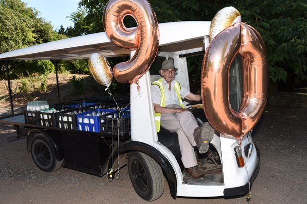Derek Arch是英国西部最老的送奶工，今天是他90岁的生日