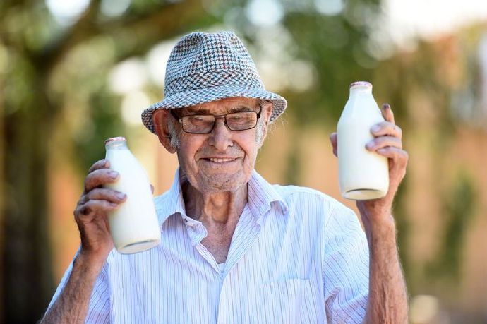 Derek Arch是英国西部最老的送奶工，今天是他90岁的生日