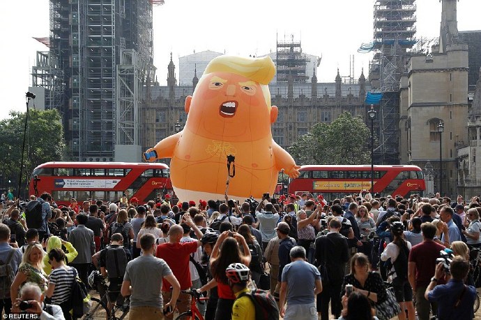 川普宝宝气球已经在伦敦议会广场被放飞上天了