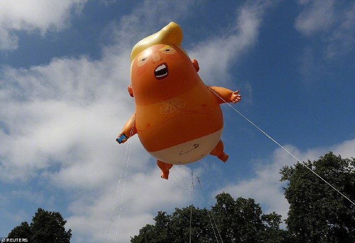 川普宝宝气球已经在伦敦议会广场被放飞上天了