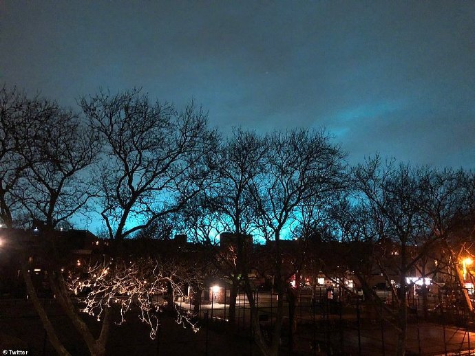 当地时间27号晚，纽约北皇后区发生变压器爆炸，城市上空瞬间被闪烁的蓝光笼罩。
