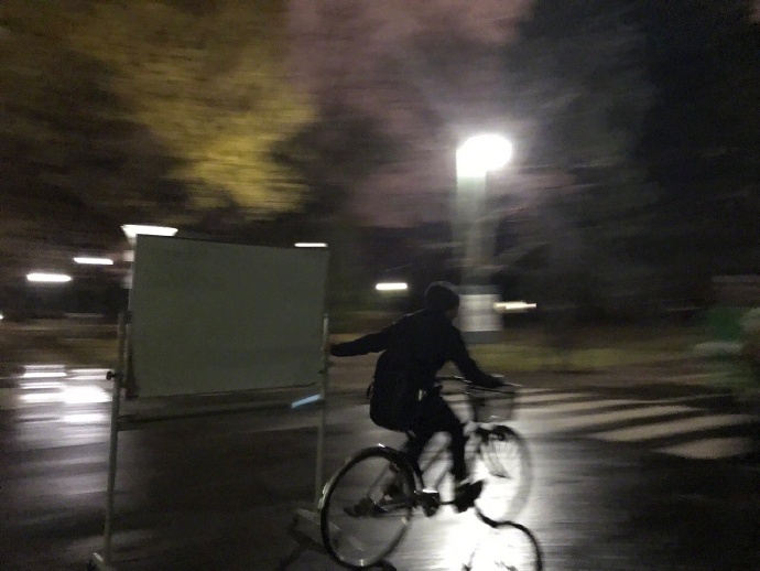 北海道校园里，一枚骑着自行车运白板的风一般的男子...大概是坂本大佬本人了