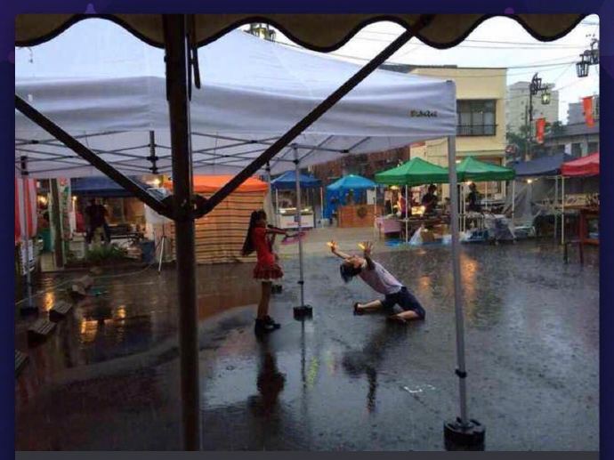 大雨天，一位没有人气的岛国爱豆坚持表演，和她唯一到场的宅男粉丝