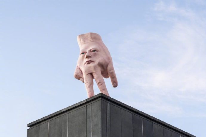 屹立在楼顶的魔性雕塑，新西兰雕塑家 Ronnie van Hout 作品