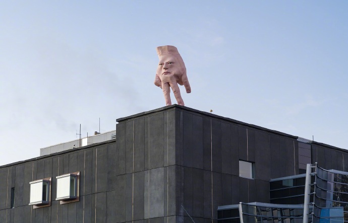屹立在楼顶的魔性雕塑，新西兰雕塑家 Ronnie van Hout 作品