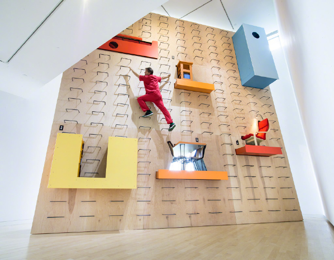 艺术家二人组 Alex Schweder 和 Ward Shelley 设计的“跷跷板公寓”，它确实是可以旋转和倾斜的