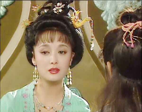 刘晓庆版本的《武则天》里的服饰和妆容很讲究也很美